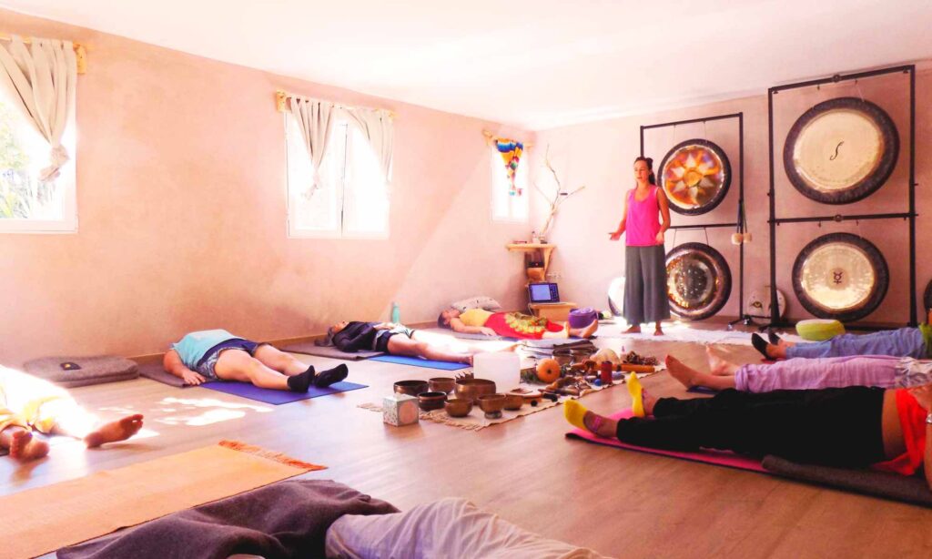 hacer yoga en la adrada